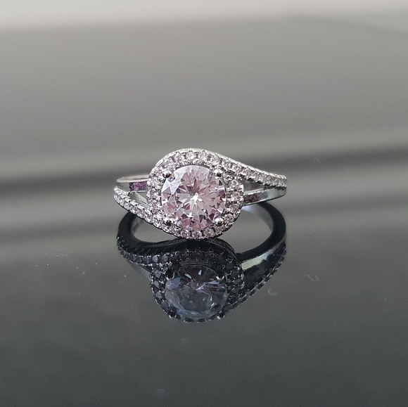 Jewelry - Pretty Assymetryc Round Diamond Ring